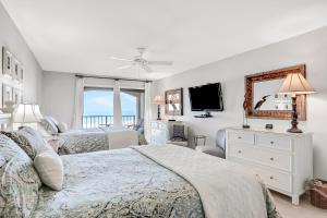 Turtle Dunes Ocean Front Studio Condo on Amelia Island Plantation في فرناندينا بيتش: غرفة نوم بيضاء بسريرين وتلفزيون +32 صورة