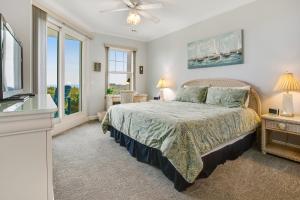 Un dormitorio con una cama y una ventana grande. en Luxe, Updated, Oceanfront Condo with Ground-Floor Patio, WiFi & Shared Pool, en Amelia Island 20 fotos más