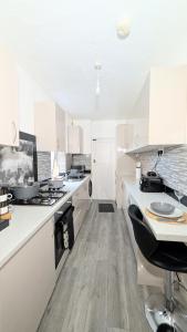 Η κουζίνα ή μικρή κουζίνα στο Spacious 3 Bedroom House By WillCo Property Short Lets & Serviced Accommodation Leicester With Games, Parking and Projector