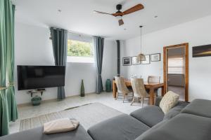 a living room with a couch and a table at Latidos del mar in Denia
