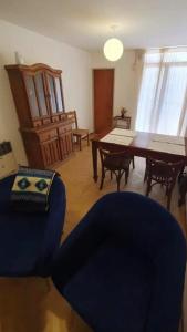 un salon avec une chaise bleue et une table dans l'établissement Ayacucho loft, à Córdoba 8 autres photos