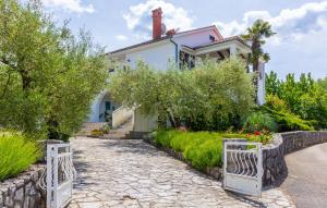Κήπος έξω από το 2 Bedroom Lovely Apartment In Malinska