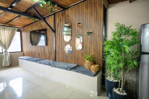 メデジンにある6 bedroom penthouse with pool table- 1 block from Lleras park p4の鏡と植物が飾られた壁のある部屋