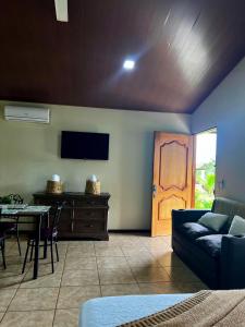 Телевизор и/или развлекательный центр в Villa con las mejores vistas al volcán Arenal para 4 huéspedes