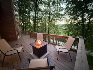 Balkón nebo terasa v ubytování Spacious & Bright Lake Cabin, pet friendly, 8 beds