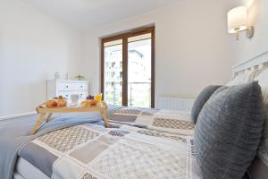 2 camas en una habitación con ventana en Apartament Aquarius Sopot, en Sopot