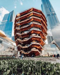 un edificio en una ciudad con edificios altos en Chelsea Gem Modern 2BR Apt Prime 23rd & 7th Spot, en Nueva York 5 fotos más