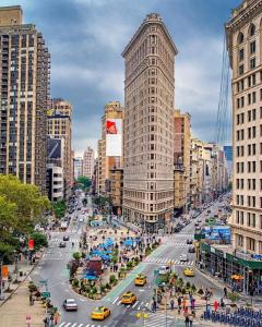 Una calle muy transitada de la ciudad con coches y edificios. en Chelsea Gem Modern 2BR Apt Prime 23rd & 7th Spot, en Nueva York
