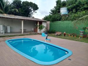 ein großer blauer Pool im Hof in der Unterkunft Chácara Recanto dos Poetas in Macajatuba