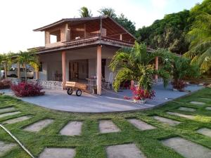 ein Haus mitten in einem Hof in der Unterkunft Chácara Recanto dos Poetas in Macajatuba