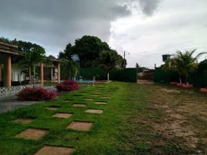 einen Rasen mit Steppsteine im Gras in der Unterkunft Chácara Recanto dos Poetas in Macajatuba + 2 Fotos