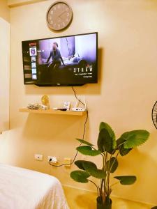 TV a/nebo společenská místnost v ubytování 1133 Tower Four Atria Manduriao Pool View Cozy Central Comfy