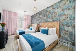Postel nebo postele na pokoji v ubytování Whitelaw Hotel