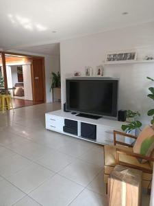 TV a/nebo společenská místnost v ubytování Beachside Bungalow