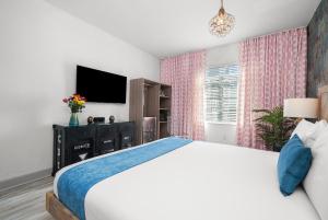 Postel nebo postele na pokoji v ubytování Whitelaw Hotel