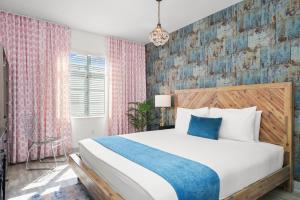 Postel nebo postele na pokoji v ubytování Whitelaw Hotel