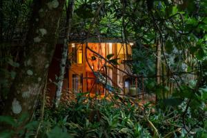 a tree house in the middle of the forest at Cantos da Mata in Chapada dos Guimarães