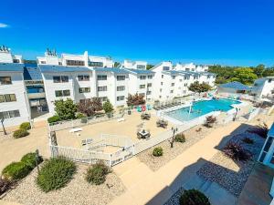 an overhead view of a swimming pool in a apartment complex at Lakeview Poolside 2BD2BAPoolBalcony-Sleeps 6PP in Osage Beach