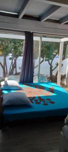 Voodi või voodid majutusasutuse bungalow vue lagon 180 degré, la maison bleue toas
