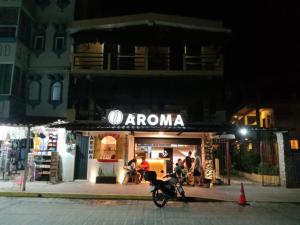 a motorcycle parked in front of a store at night at Hotel Papaya Surf in Puerto Escondido