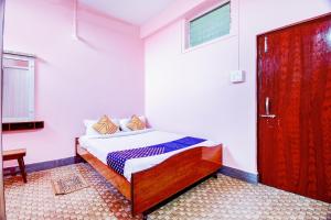 Hotel O NANDINI客房内的一张或多张床位