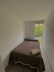 Un dormitorio con una cama grande con ventana. en Apartamento en Manizales, en Manizales 4 fotos más