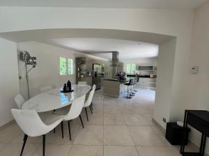 フレジュスにあるSuperbe villa avec piscine privée à Fréjus - FR-1-466A-56のダイニングルーム、キッチン(白いテーブル、椅子付)
