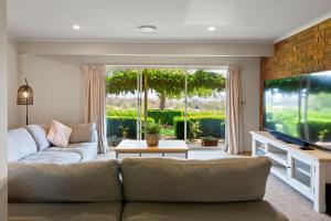 Televisyen dan/atau pusat hiburan di Monkey Gully Retreat - Mansfield - Sleeps 9
