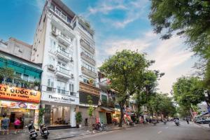 ハノイにあるPhoenix Palace Hotel Hanoiの街路にある高い白い建物