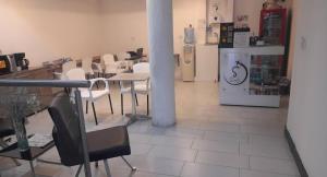 Camera con tavolo, sedie e frigorifero. di Serenity by noa hotels a Bogotá