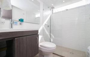 un bagno bianco con un water e un lavandino di Serenity by noa hotels a Bogotá Altre 4 foto