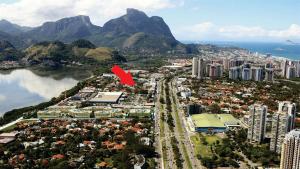 una vista aérea de una ciudad con una flecha roja en Casa do Sergio en Río de Janeiro