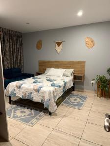 a bedroom with a bed and a blue couch at CasaHotel Chaclacayo in Chaclacayo +15 photos