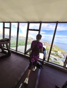 Gimnasio o instalaciones de fitness de Murano Centro1 26floor,rooftop,infinity pool & views by IMZ