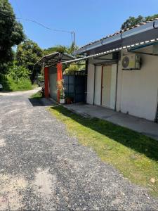 Το κτήριο όπου στεγάζεται  το διαμέρισμα