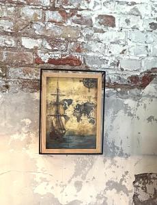 una pintura de un barco en una pared en Дизайнерско студио ,Смокиня,Созопол,5 звезден затворен комплекс,4 басейна,1ва линия море, en Sozopol