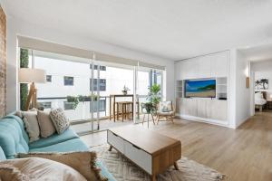 an open living room with a couch and a table at LOCATION, LOCATION! Walk to anywhere! in Gold Coast