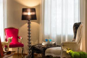 Ein Sitzbereich in der Unterkunft A for Art Hotel