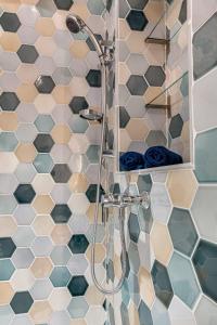 ニースにあるLa Casa Nissarte - Centre ville prés gare - wifi -parking , confort et cosyのバスルーム(鏡、タイル張りのシャワー付)