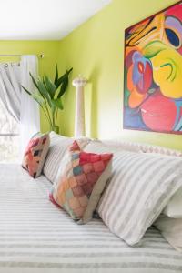Un dormitorio con una cama con un cuadro en la pared. en Zilker Museum Home w King Bed, Patio Grill- Extended Stays Welcome, en Austin