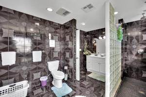 Kamar mandi di Villa Juan guest house private