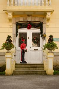 a statue of a man standing in front of a door at La Minaudière 62 in Boulogne-sur-Mer