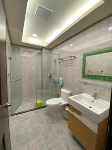 a bathroom with a shower and a toilet and a sink at 山田心溜滑梯民宿 in Chiang-hsi-shan-lin