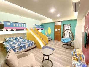 a childs room with a train theme and a bed and a couch at 山田心溜滑梯民宿 in Chiang-hsi-shan-lin
