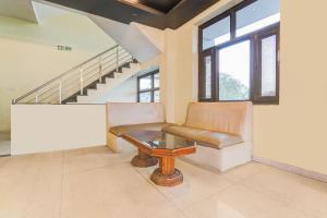 a living room with a bench and a table at Super Townhouse Sikar Road Jaipur Formerly Hotel Aroma Inn in Jaipur