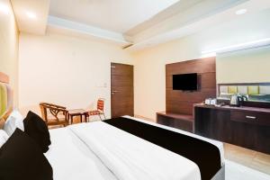 a hotel room with a bed and a kitchen at Super Townhouse Sikar Road Jaipur Formerly Hotel Aroma Inn in Jaipur