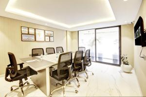an office with a conference room with a table and chairs at Saltstayz Premier - Galleria Market Road & Sector 27 in Gurgaon