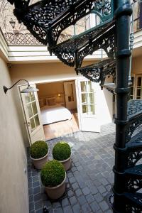 Habitación con cama y escalera con plantas. en B&B Maryline, en Amberes