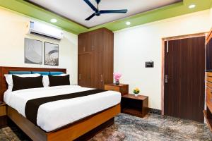 Postel nebo postele na pokoji v ubytování Super Townhouse AIIMS Kolkata Formerly Tanish Inn