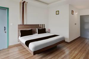 格德拉Super Collection O Vaishno Devi Temple Formerly Hotel The Leaf的房间里有一张大床的卧室 更多23张照片